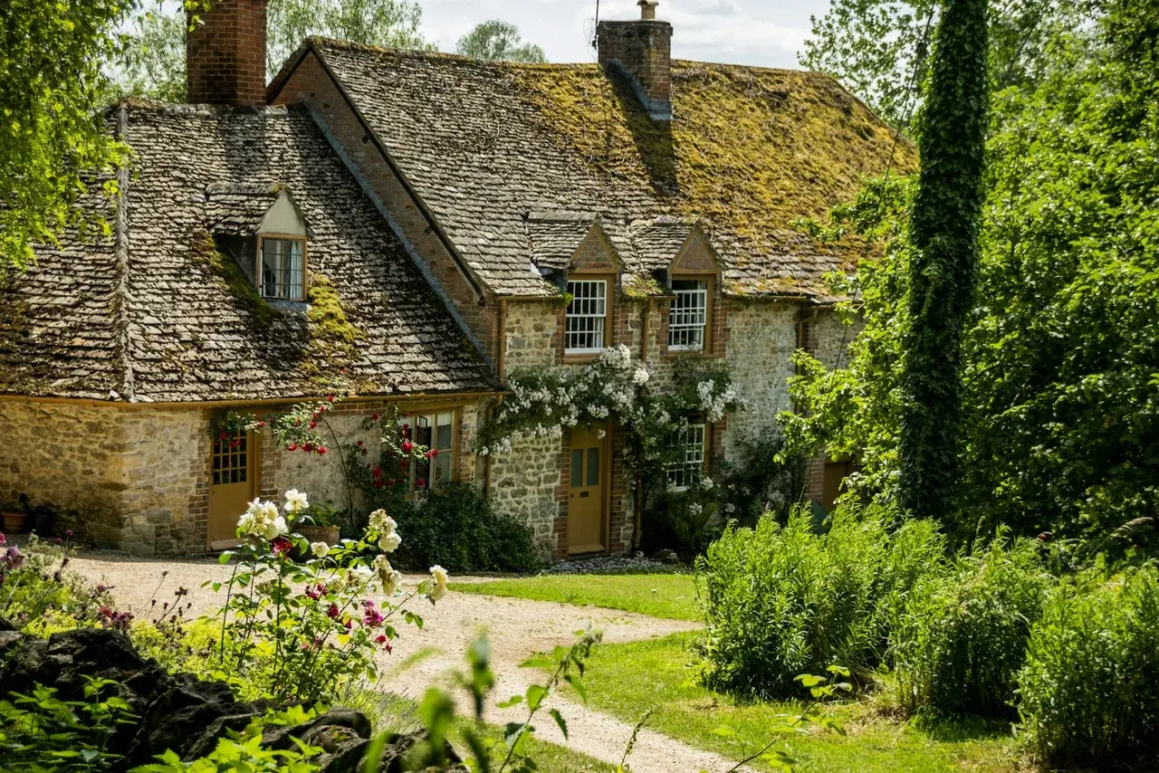 Rose-covered stone cottage in the Cotswolds